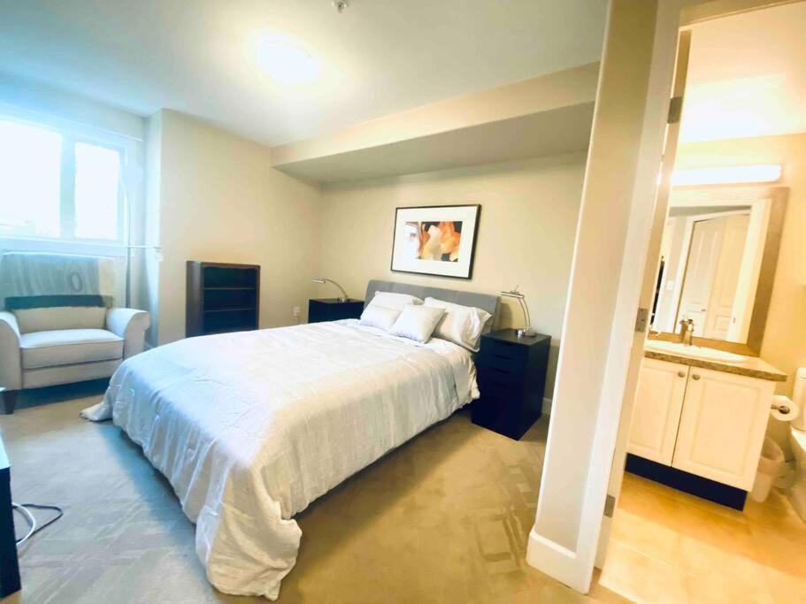 Amazing Location 2 Bedroom Minutes From Downtown Вікторія Екстер'єр фото