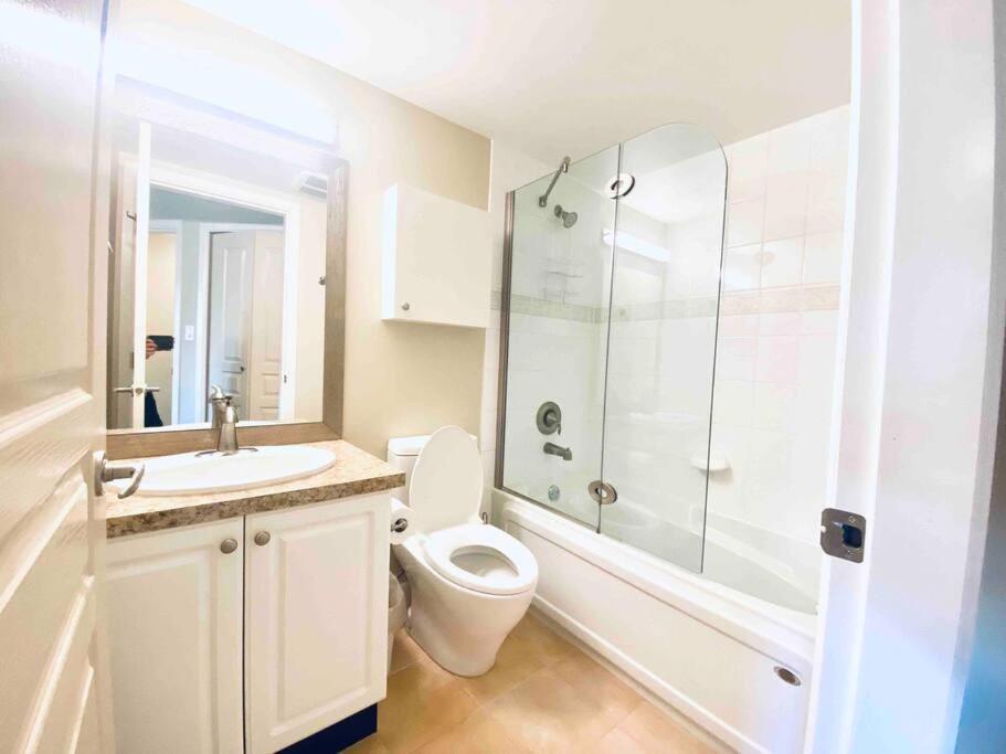 Amazing Location 2 Bedroom Minutes From Downtown Вікторія Екстер'єр фото