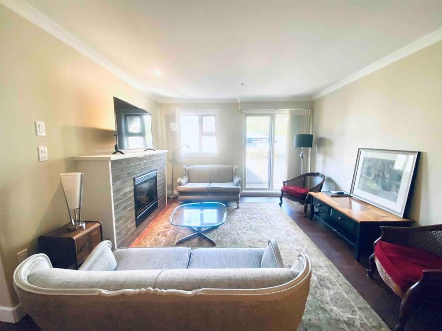 Amazing Location 2 Bedroom Minutes From Downtown Вікторія Екстер'єр фото